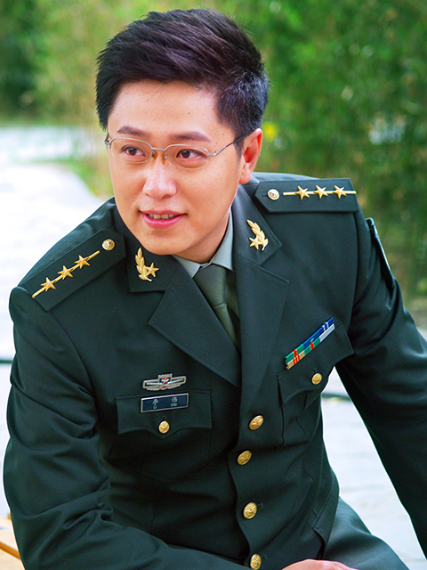 中国讲军事的主持人，传承与创新的角色典范，中国军事主持人的传承与创新典范，时代角色典范的塑造者