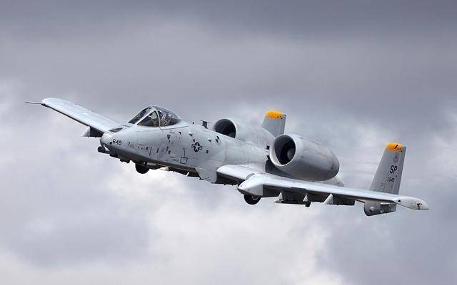 A-10攻击机，陆军还是空军？一种跨军种的战斗力量，A-10攻击机，跨军种的战斗力量，陆军还是空军？