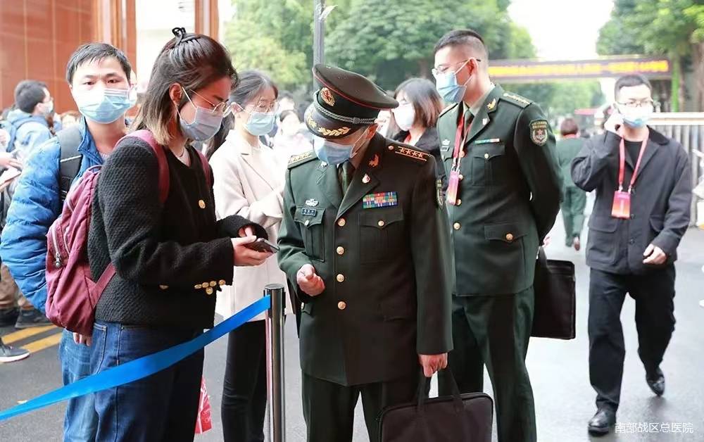 戴眼镜可以报考军校吗，探讨视力问题对军校报考的影响，视力问题对报考军校的影响，戴眼镜是否受限？