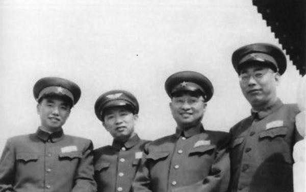 空降兵第15军马殿圣军长，英勇无畏的军事领袖，空降兵第15军军长马殿圣，英勇无畏的军事领袖