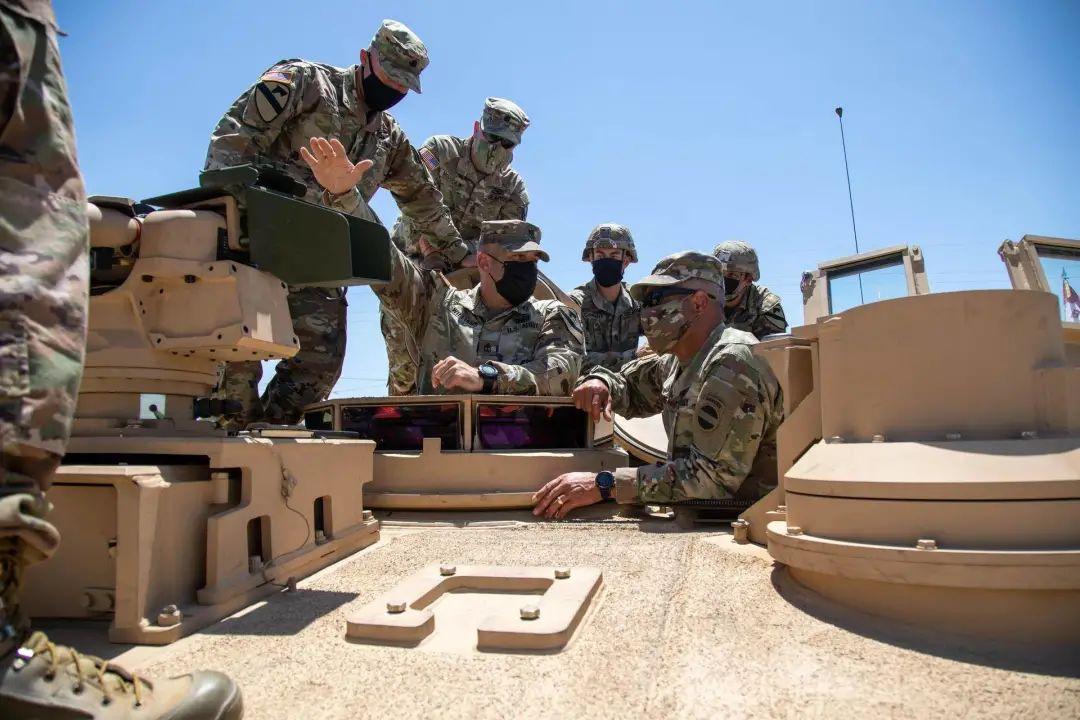 M1A2T坦克，现代战争中的钢铁巨兽，M1A2T坦克，现代战争中的重型钢铁巨兽