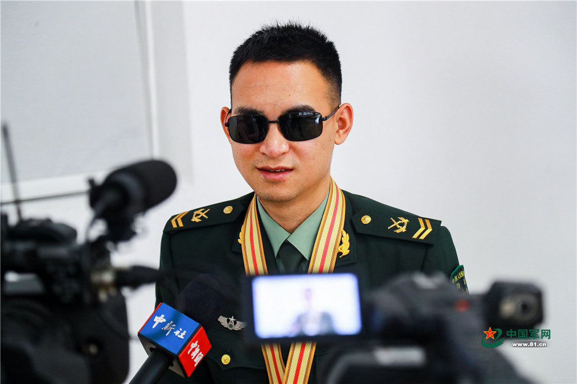八一勋章背后的英雄事迹——杜富国的事迹，八一勋章背后的英雄传奇，杜富国的荣耀之路