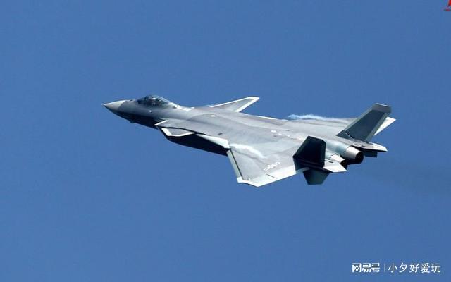 歼-20与F-22，究竟哪个更大？，歼-20与F-22，谁更大？对比解析