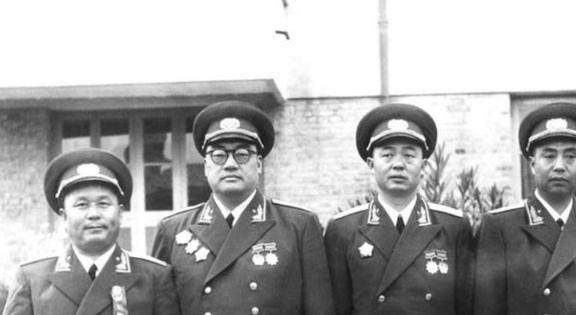 传奇人物，1955年最年轻的少将——英勇无畏的军事领袖，传奇人物，英勇无畏的军事领袖——最年轻的少将（1955年）