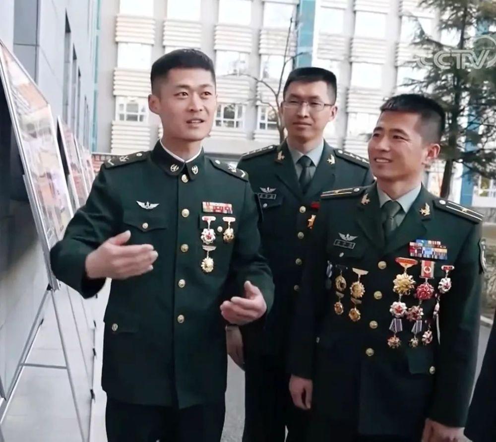 祁发宝资历章图片，揭示英雄背后的荣耀与历程，祁发宝资历章揭示英雄荣耀与历程，背后的故事令人动容