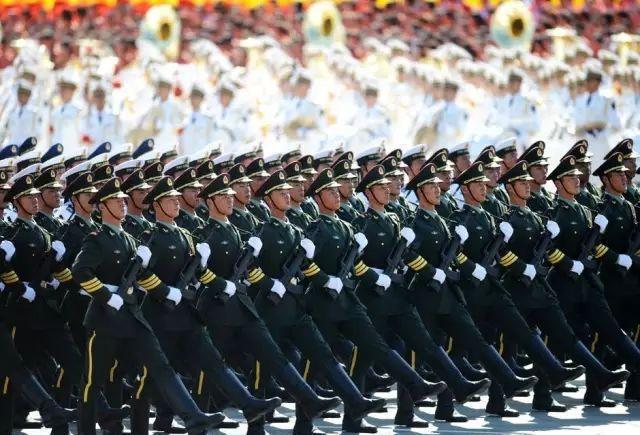 正步劈枪,展现中国力量——纪念阅兵盛典中的震撼瞬间,阅兵盛典中的震撼瞬间,正步劈枪展现中国力量