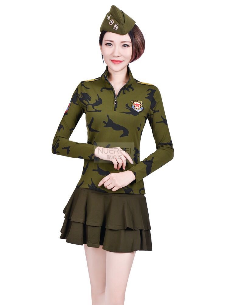 女兵与连衣裙，军队中的柔美和力量，女兵与连衣裙，军队中的柔美女性与力量展现