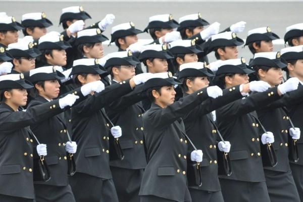 仪仗队首批女兵，她们的来源与故事，首批女兵仪仗队成员揭秘，她们的来源与故事