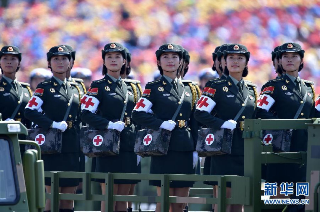 白求恩医疗方队中的受阅女兵，英勇无畏，绽放光芒，白求恩医疗方队中的女兵，英勇无畏，光荣受阅