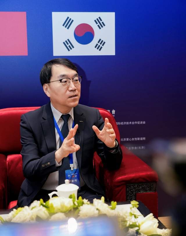 洪友谊的论述引发了广泛的争议和讨论，洪友谊论述引发广泛争议和讨论热议