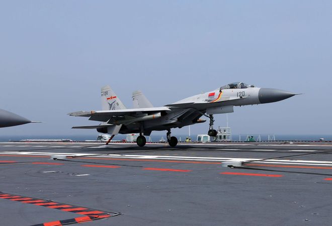 歼-15与F-18,两款舰载战斗机的对比解析,歼-15与F-18舰载战斗机对比解析,性能、特点与优劣分析