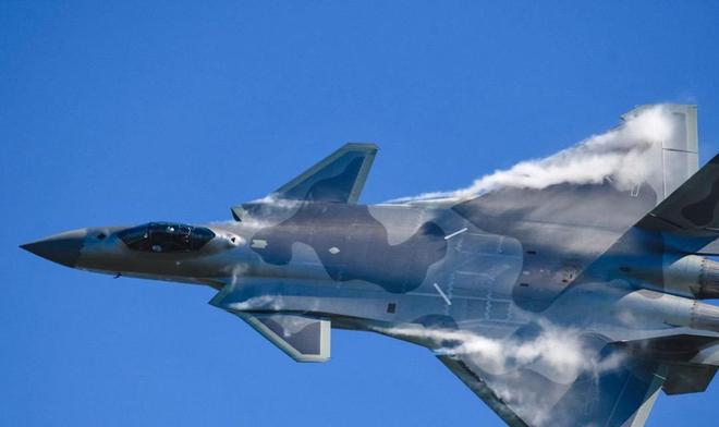 歼-20与F-22,究竟谁更强?,歼-20与F-22,谁主沉浮?空战实力大比拼!