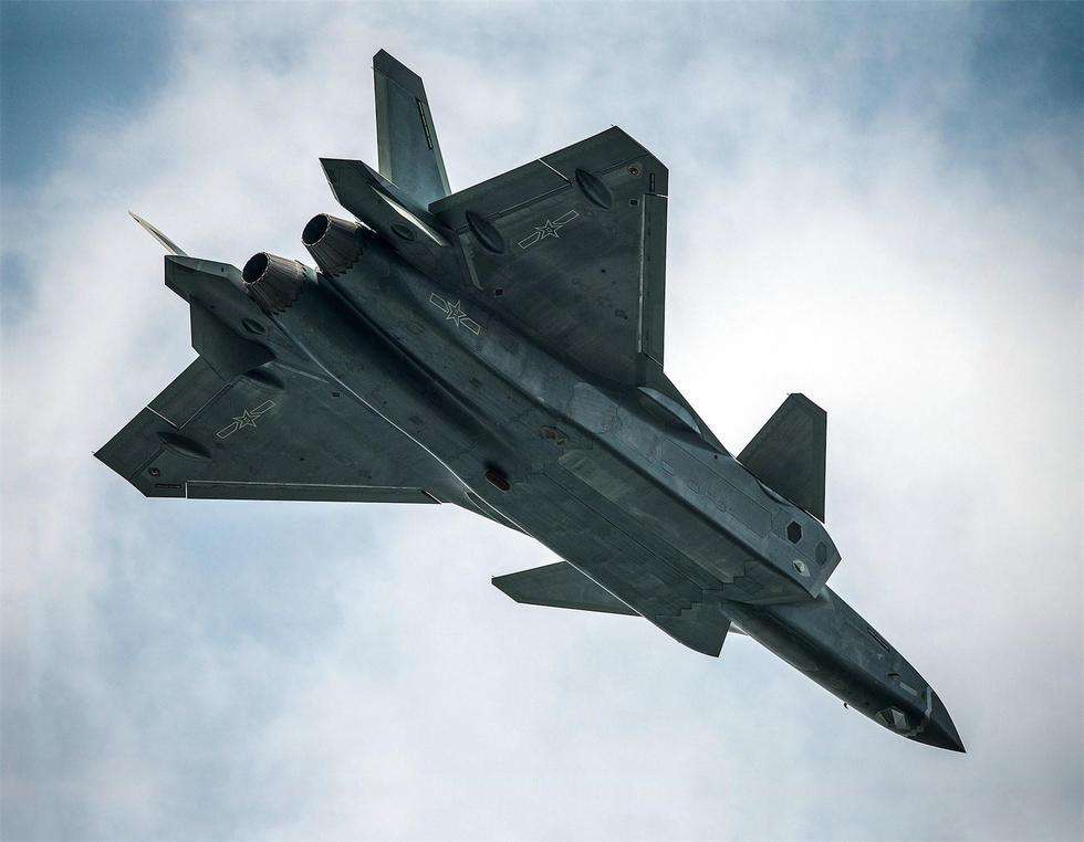 歼-20与F-22,究竟谁更厉害?,歼-20与F-22,谁更胜一筹?对比解析