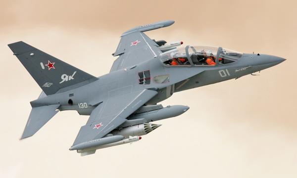教练机10与雅克130,空中领航者的对比解析,教练机10与雅克130,空中领航者的深度对比解析