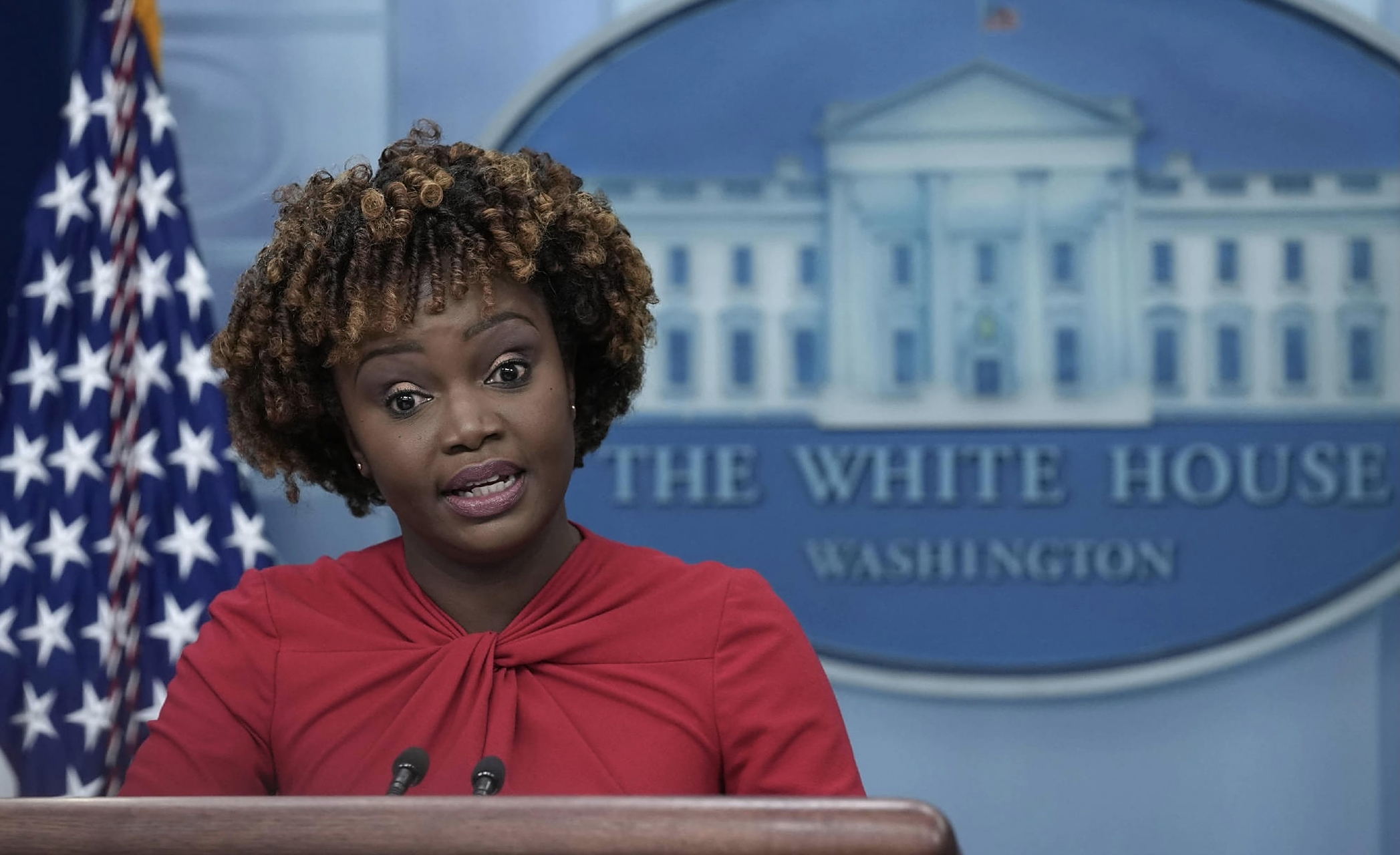 揭秘,一位年仅27岁的白宫发言人的背景故事,白宫发言人背后的故事,一位年仅27岁的青年如何崭露头角?