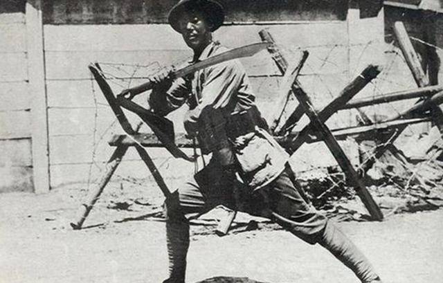 日军用大刀从裆部劈成两半,战争中的残酷现实,战争中的残酷现实,日军大刀劈裂敌人裆部惨案