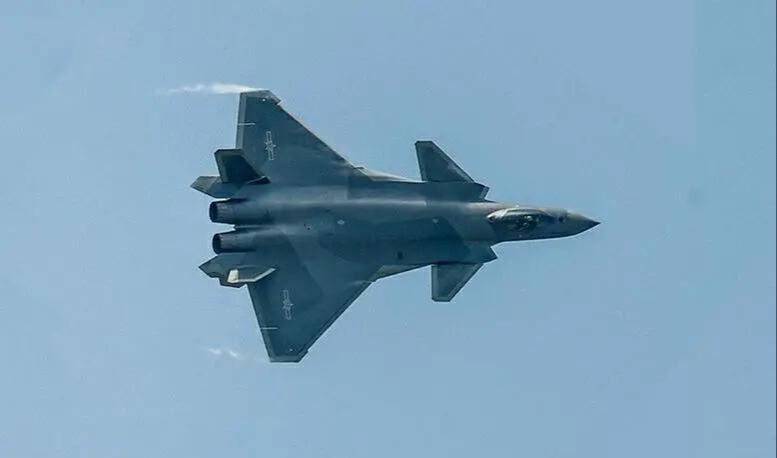 歼-16B简介,新一代空中霸主的风采,歼-16B新一代空中霸主风采展现