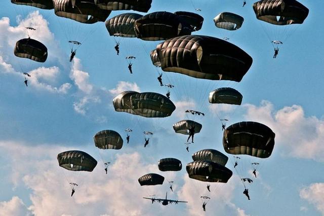 美军空降兵战斗力的多维度解析，美军空降兵战斗力的深度解析与多维度探讨