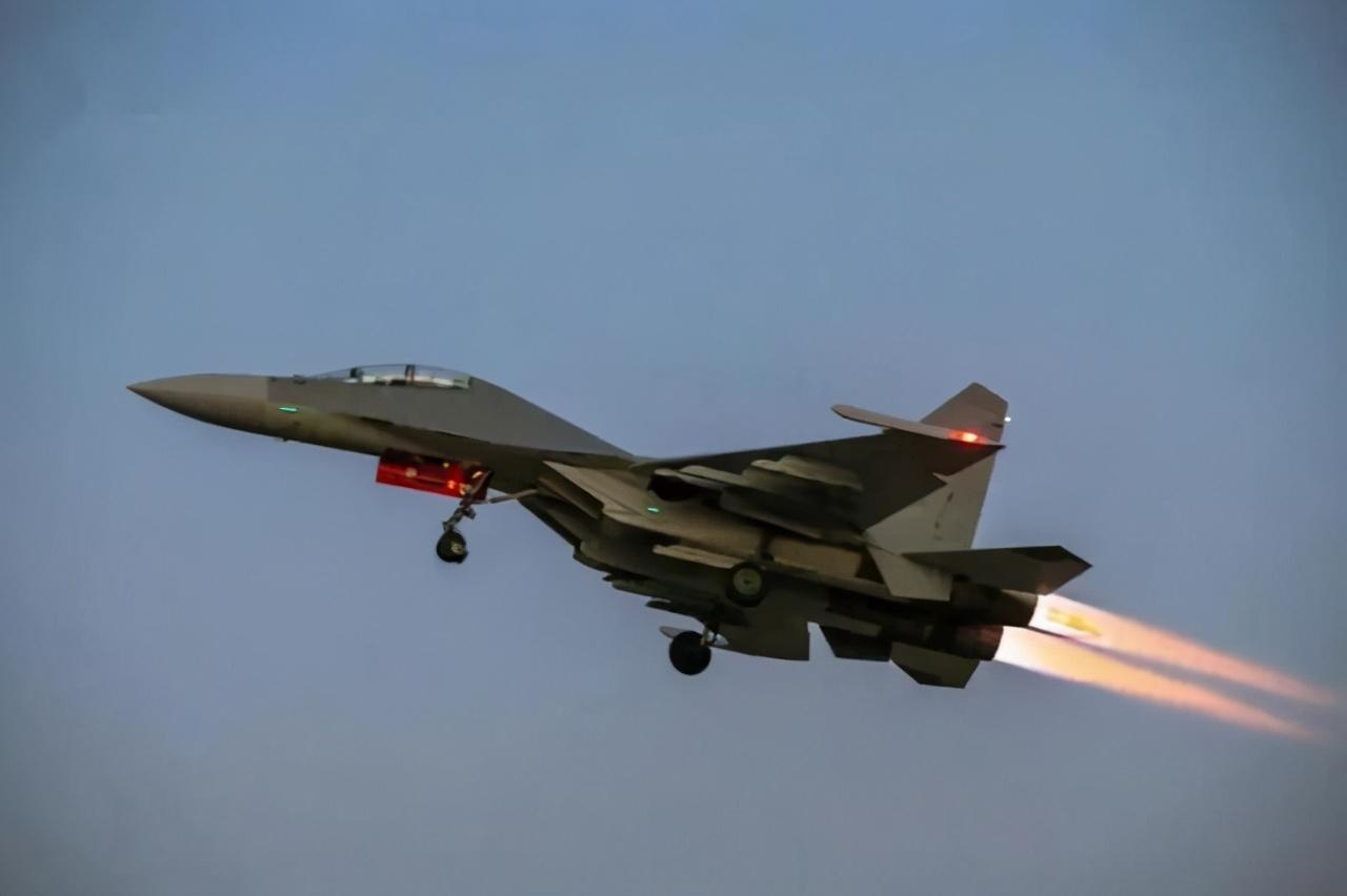 海军航空兵换装歼-16,新时代的空中力量转型,海军航空兵换装歼-16,空中力量转型迈入新时代