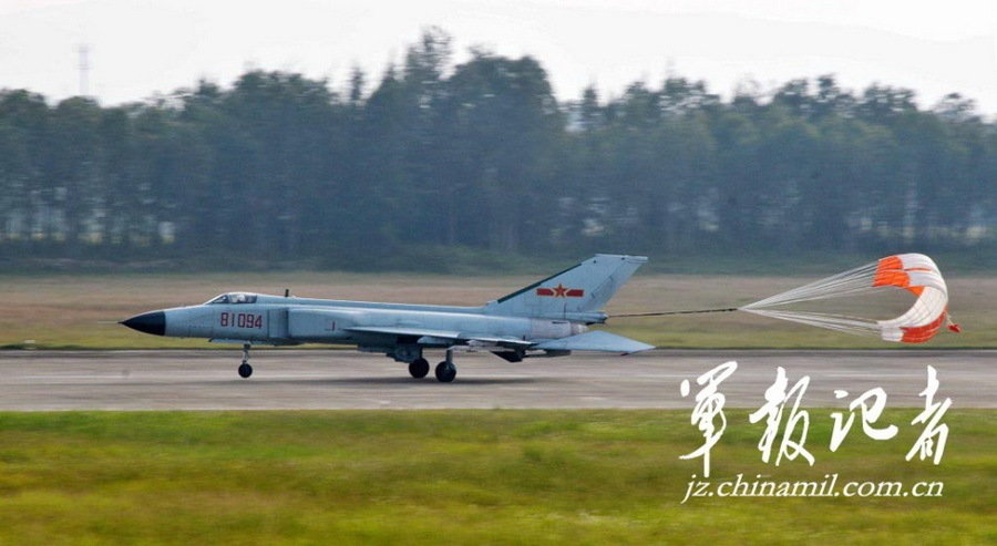 部队飞行员歼-12，英勇无畏的天空守护者，部队飞行员歼-12，英勇天空守护者